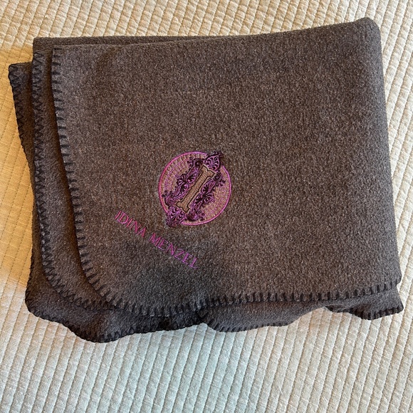 Idina Menzel Grey Blanket - Picture 1 of 9